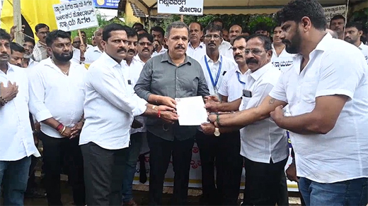 Taxi and Maxi Cab drivers stage protest at Kavoor Circle